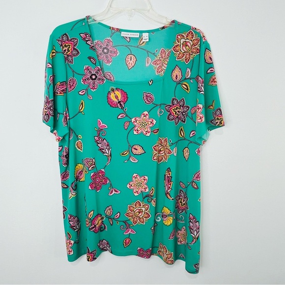 Susan Graver women’s floral top NWOT - Picture 3 of 14